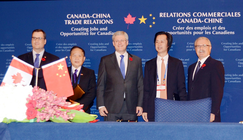 加拿大前總理哈珀見證中加雙方代表施忠旗與黃雄溪舉行世界閩商大廈項目的戰略合作簽約儀式